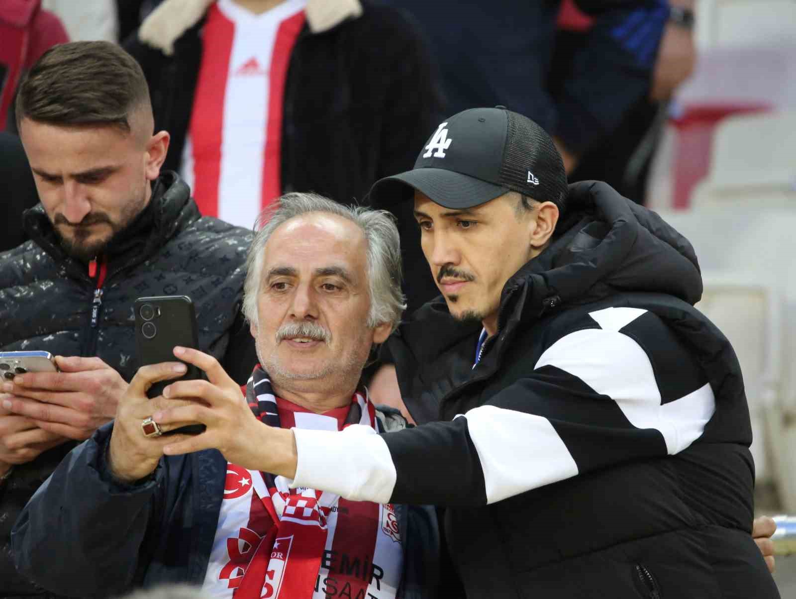 DG SİVASSPOR’UN ESKİ FUTBOLCUSU FAYÇAL FAJR, SİVASSPOR-KONYASPOR MAÇINI TRİBÜNDEN İZLEDİ.