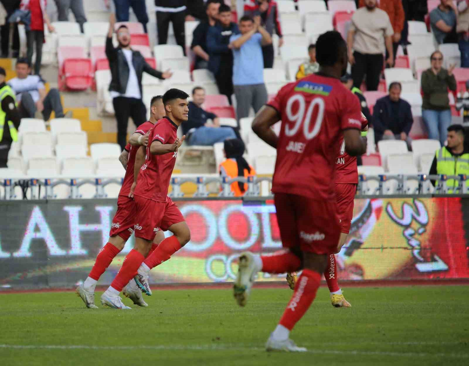 DG SİVASSPOR-KASIMPAŞA MAÇINDA SON DAKİKALARDA OYUNA GİREN SİVASSPOR’UN GENÇ OYUNCUSU