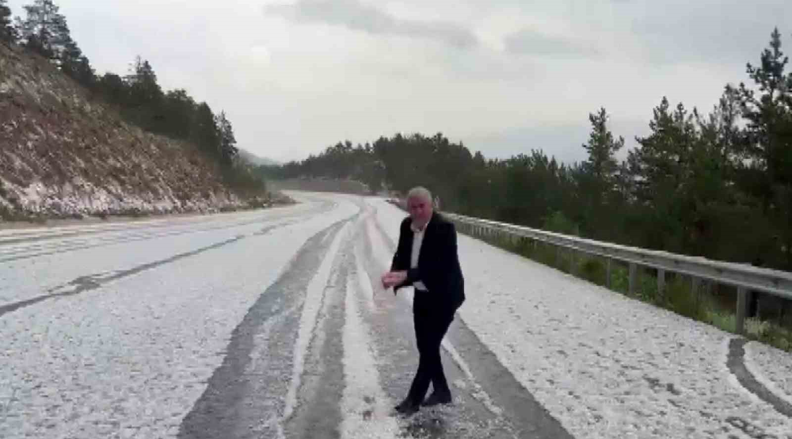 SİVAS’TA ÖĞLE SAATLERİNDE ETKİLİ OLAN YAĞMUR, İLERLEYEN DAKİKALARDA DOLUYA DÖNÜŞTÜ.