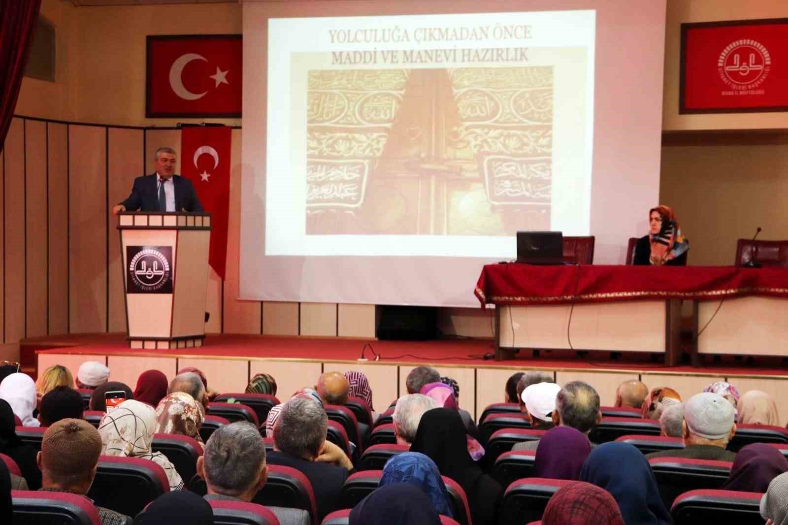 SİVAS’TA HACI ADAYLARINA EĞİTİM SEMİNERİ
