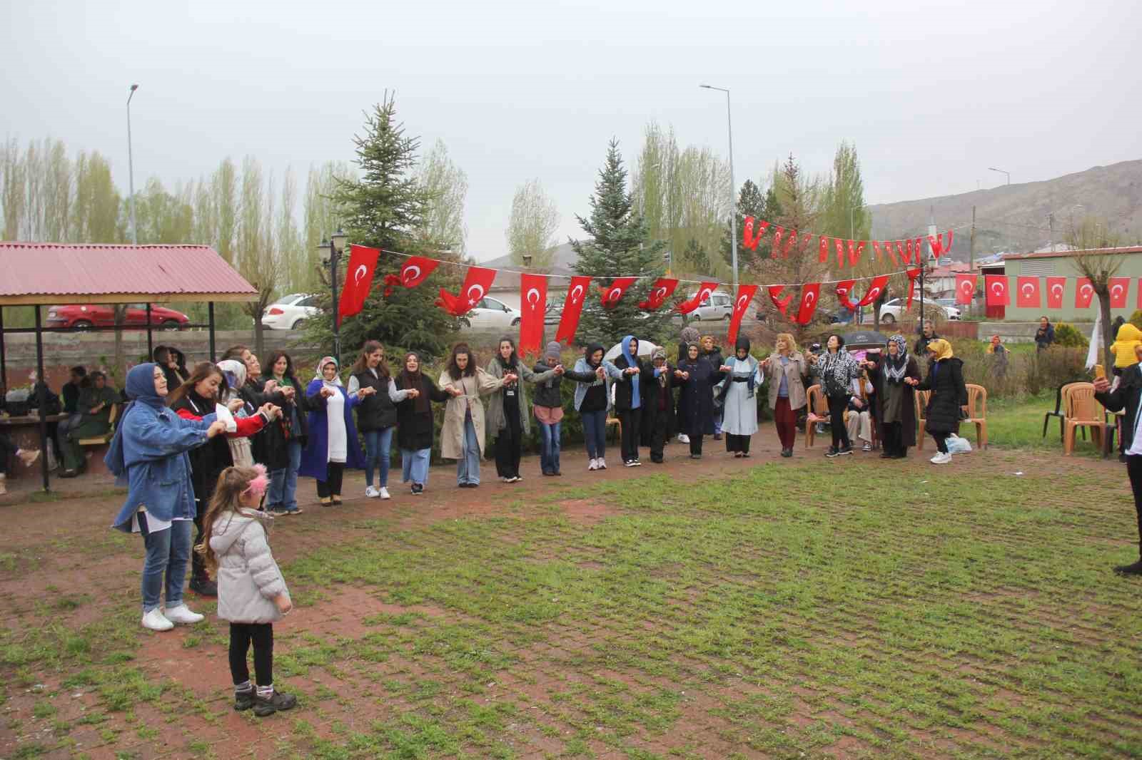 SİVAS’TA YEŞİL ZARA GÖNÜLLÜLERİ TARAFINDAN DÜZENLENEN HIDIRELLEZ ETKİNLİĞİNDE 20 BİN