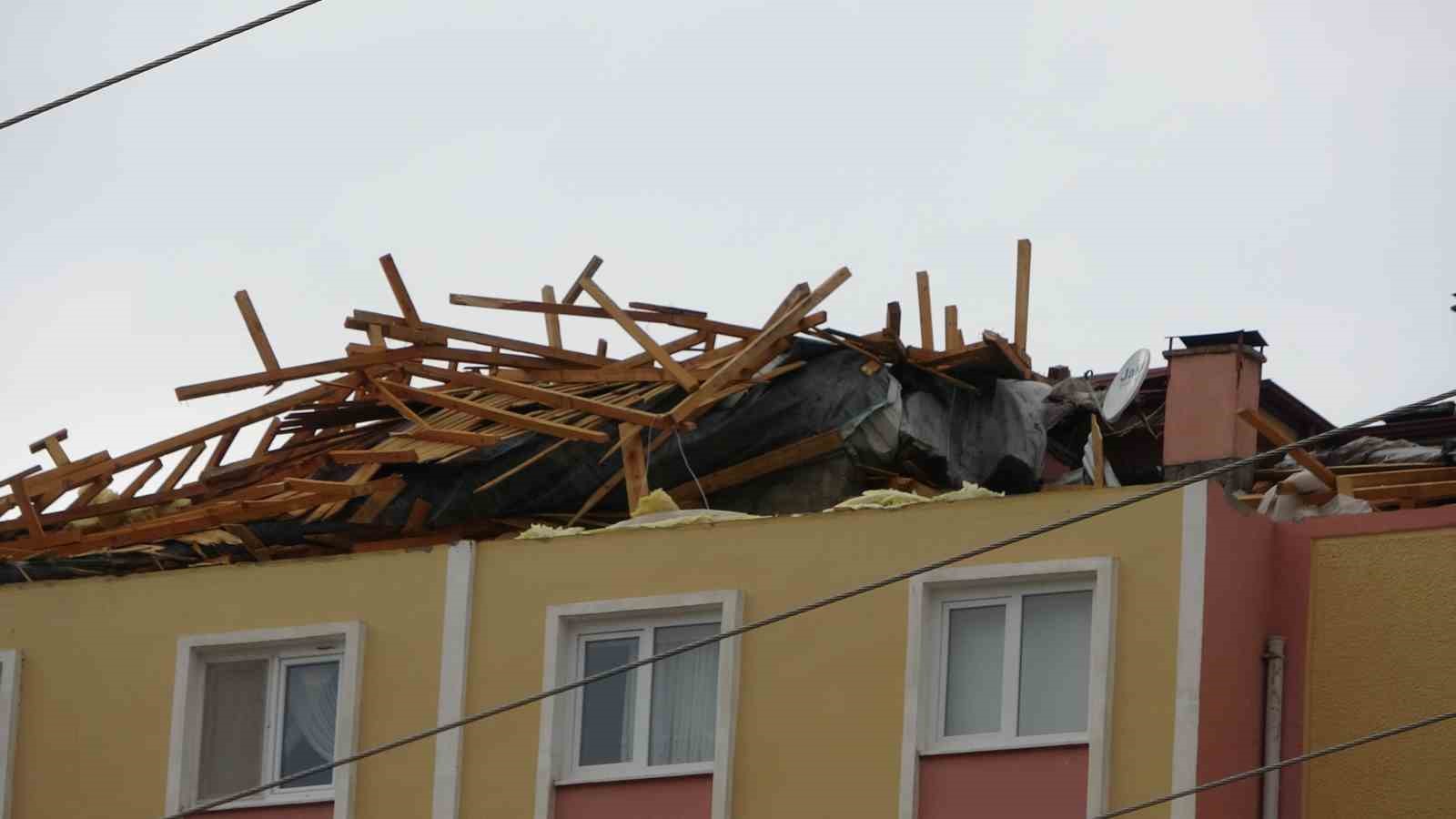 SİVAS’TA ETKİLİ OLAN KUVVETLİ RÜZGAR BİR APARTMANIN ÇATISINI YERİNDEN SÖKTÜ.