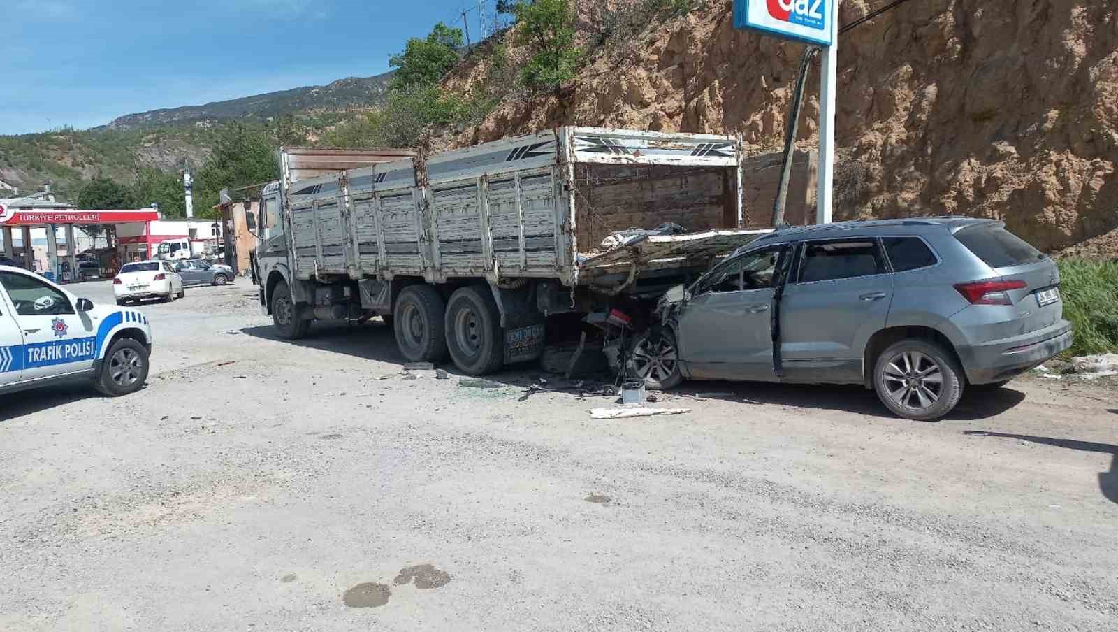 SİVAS’IN KOYULHİSAR İLÇESİNDE OTOMOBİLİN KAMYONUN ALTINA GİRMESİ SONUCU MEYDANA GELEN
