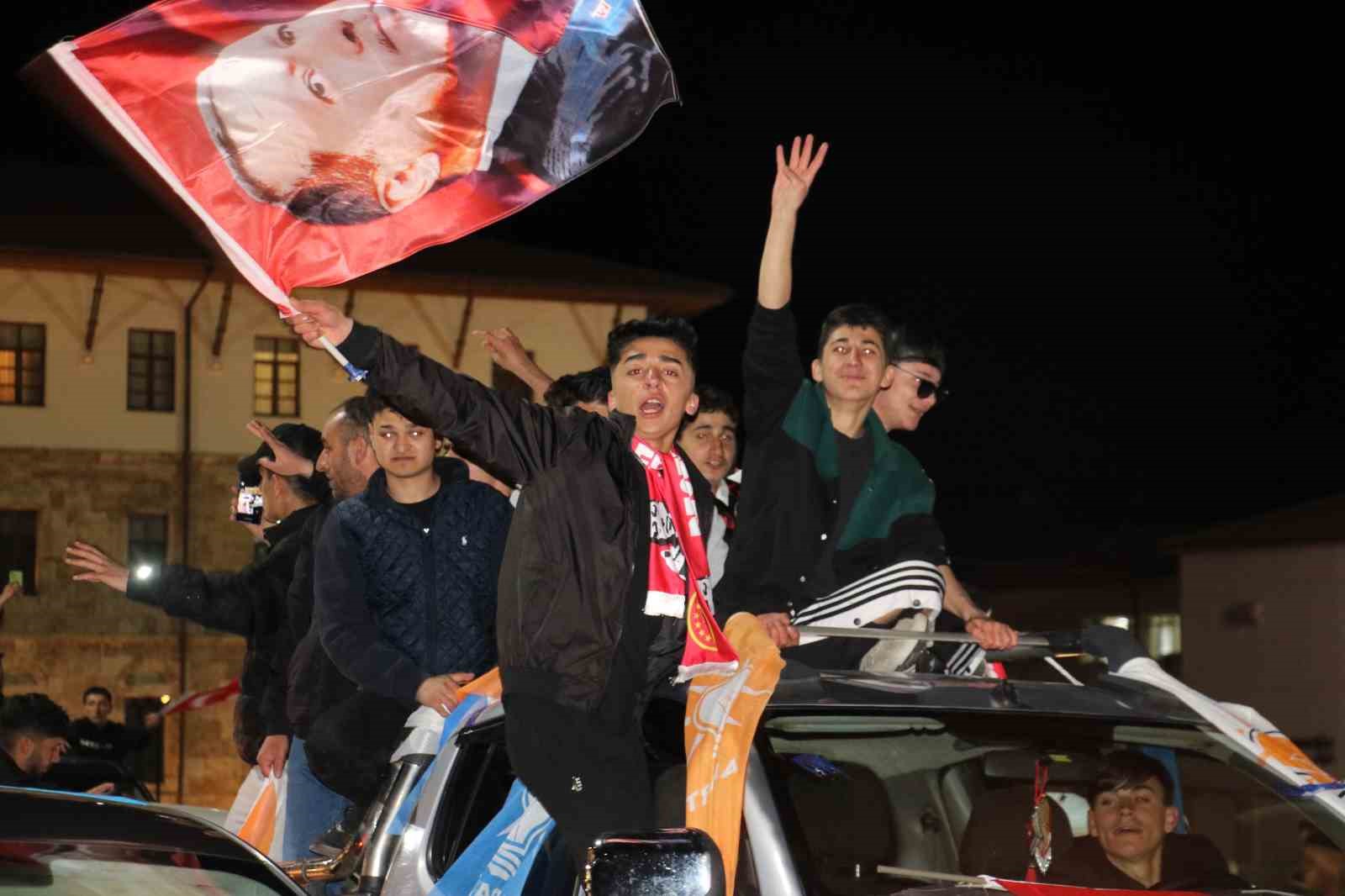 SİVAS’TA CUMHUR İTTİFAKI DESTEKÇİLERİ KENT MEYDANINI ADETA BAYRAM YERİNE ÇEVİRDİ.