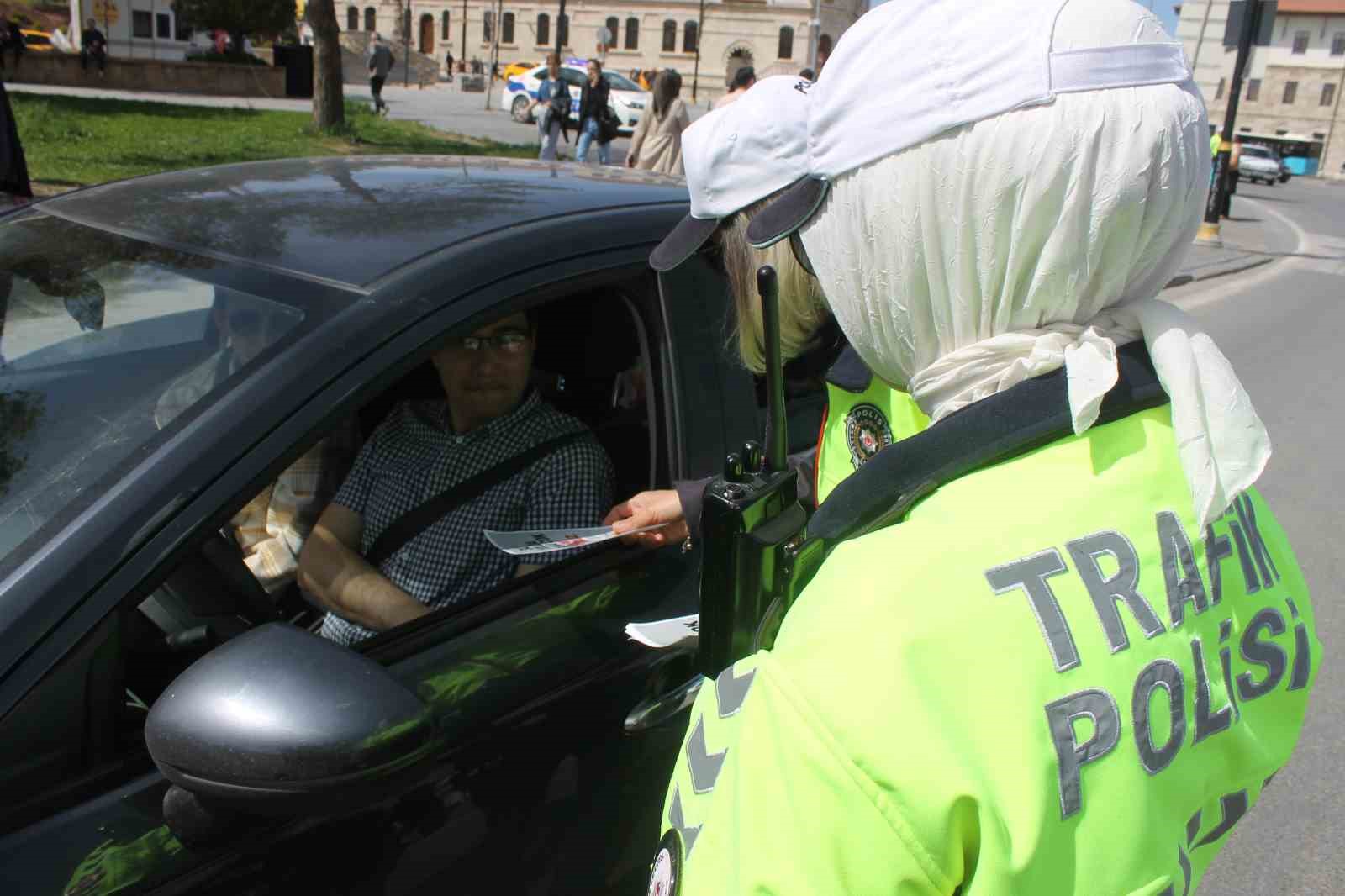 SİVAS’TA TRAFİK EKİPLERİ SÜRÜCÜLERİ UYARDI