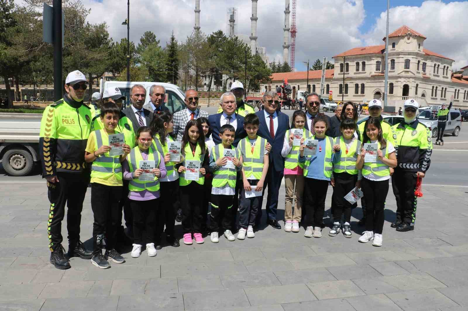 SİVAS TARİHİ KENT MEYDANINDA 6-12 MAYIS KARAYOLU TRAFİK HAFTASI KUTLANDI.
