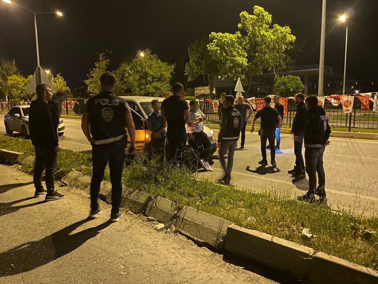 ADIYAMAN’DA, SİYASİ PARTİLERİN BAYRAKLARINI YIRTIP ATAN 2 ŞÜPHELİ ŞAHIS YAKALANARAK