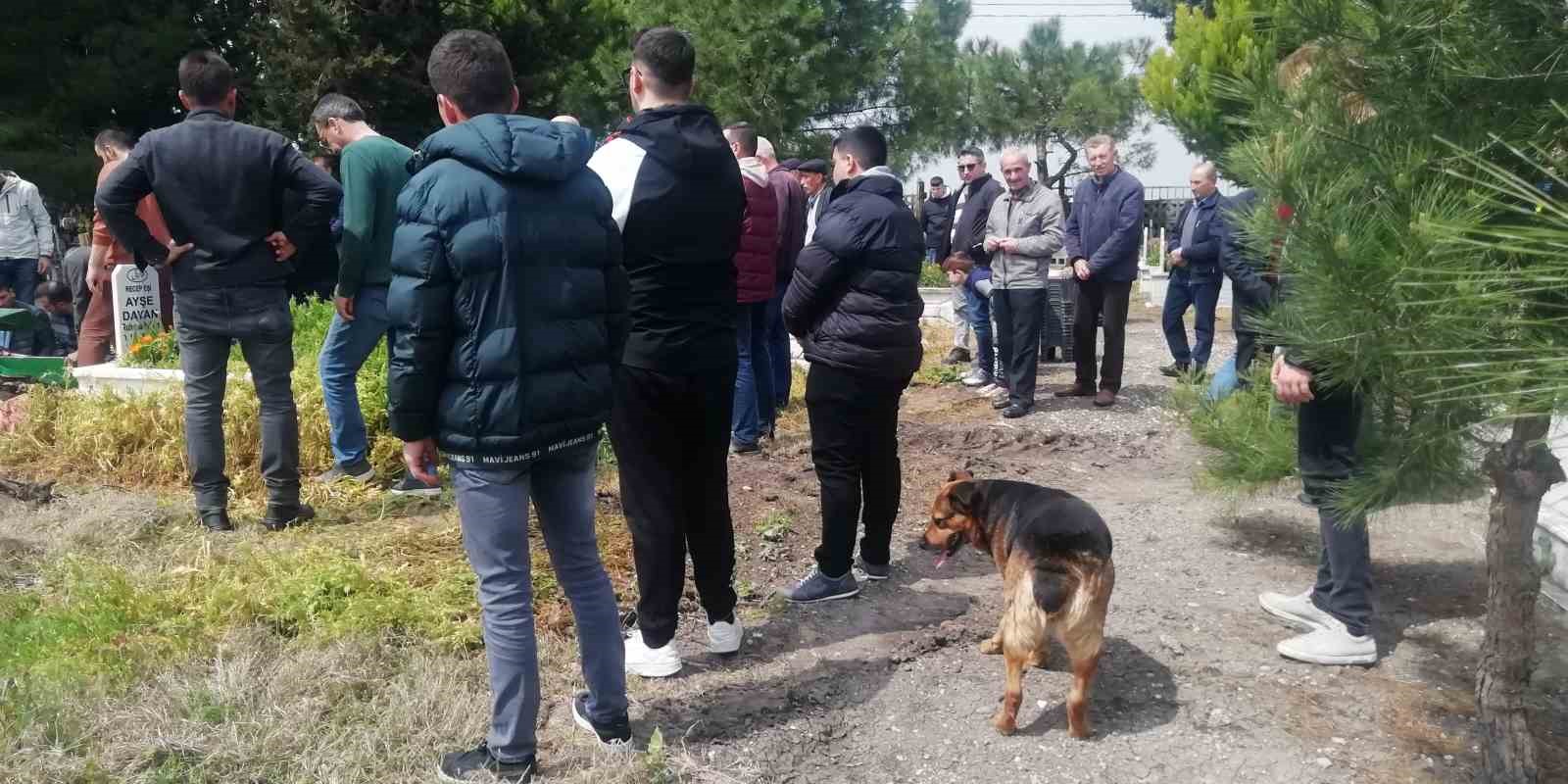 Sokak köpeği Messi cenazelere katılıyor MANYAS'IN AKÇAOVA MAHALLESİ'NE İKİ YIL ÖNCE BIRAKILAN VE MAHALLE HALKI
