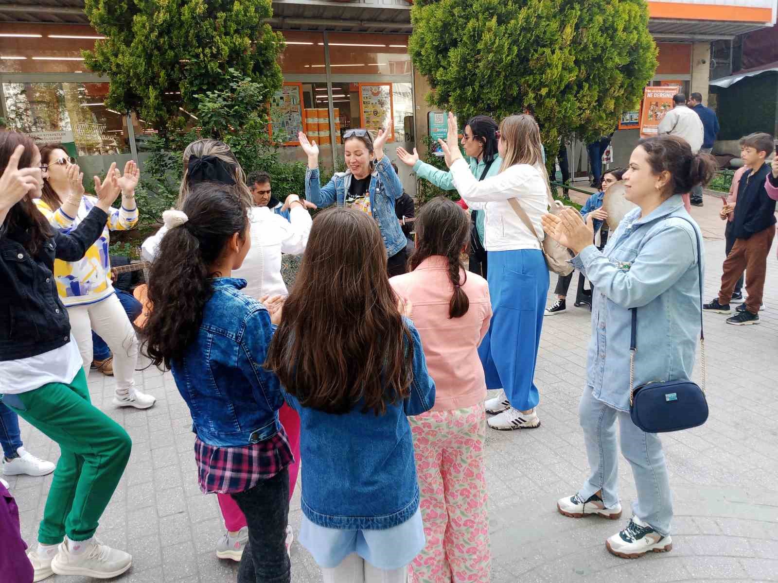 SOKAK MÜZİSYENLERİNİN ÖNÜNDE DOYASIYA DANS EDEN TURİSTLER