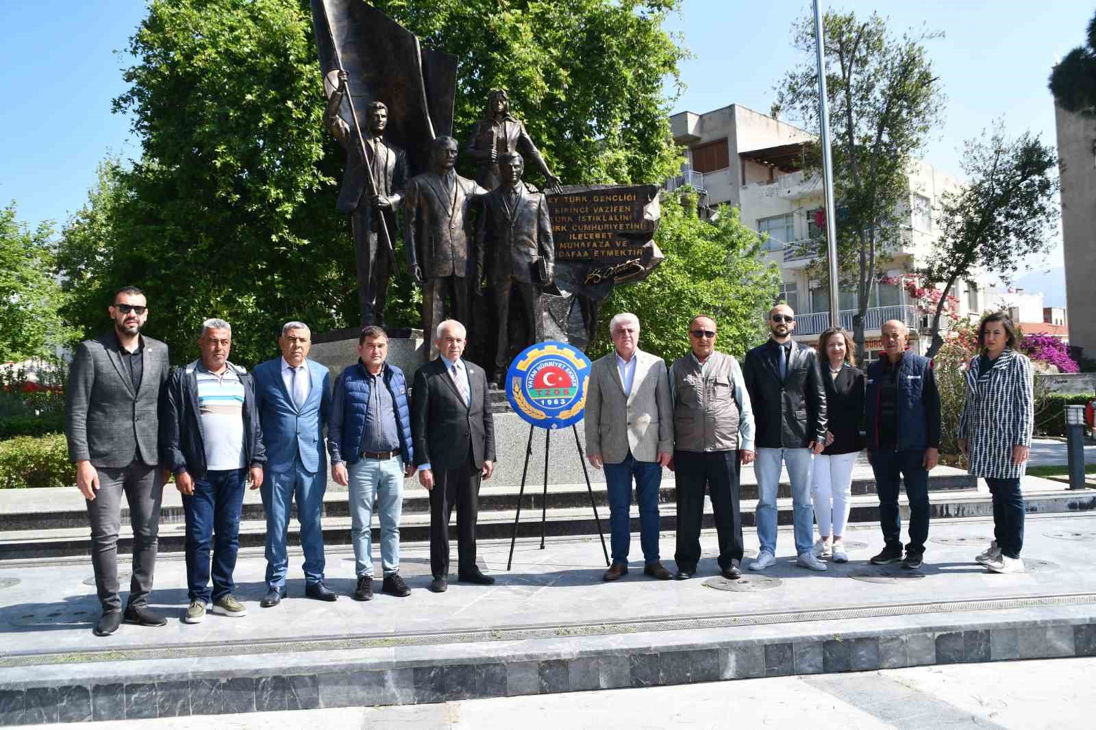 ZİRAAT ODASI ÇELENK SUNDU