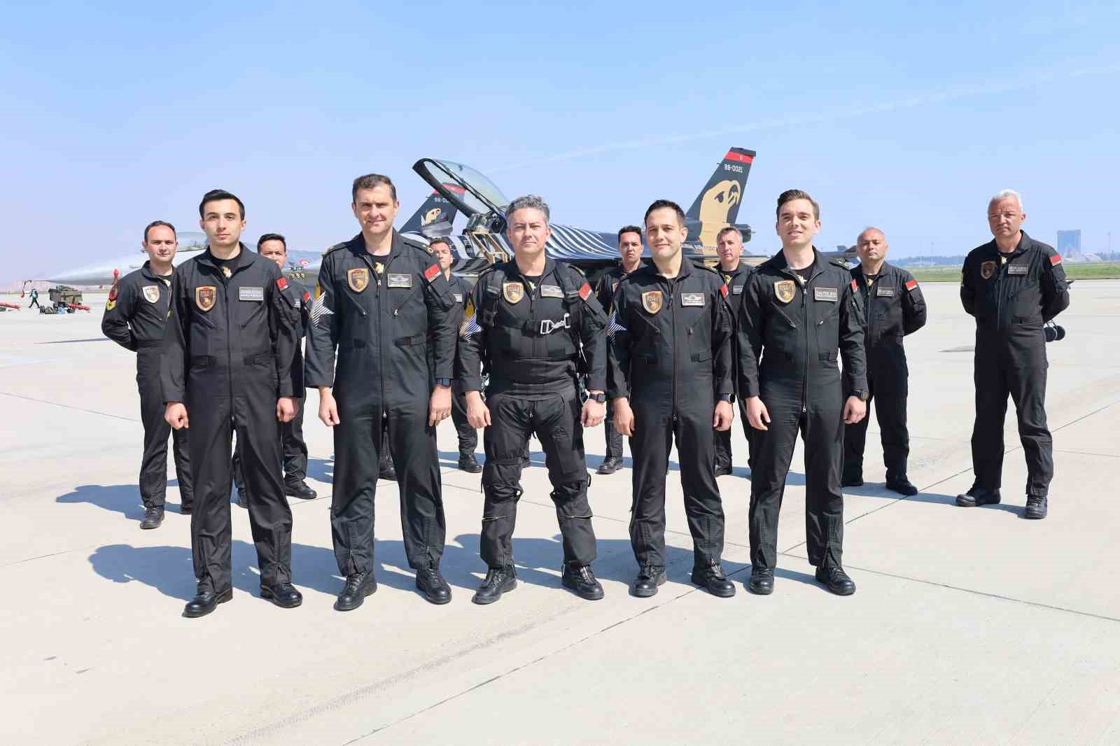 TÜRK HAVA KUVVETLERİ’NİN F-16 GÖSTERİ EKİBİ SOLOTÜRK, NEFES KESEN GÖSTERİLERİYLE