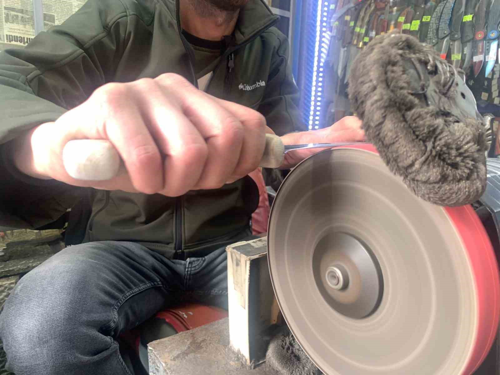 ESKİŞEHİR'DE BIÇAK SATIŞI YAPAN ESNAF GÖKHAN BAŞAK, VATANDAŞLARIN BİLEME İŞLEMİNİ