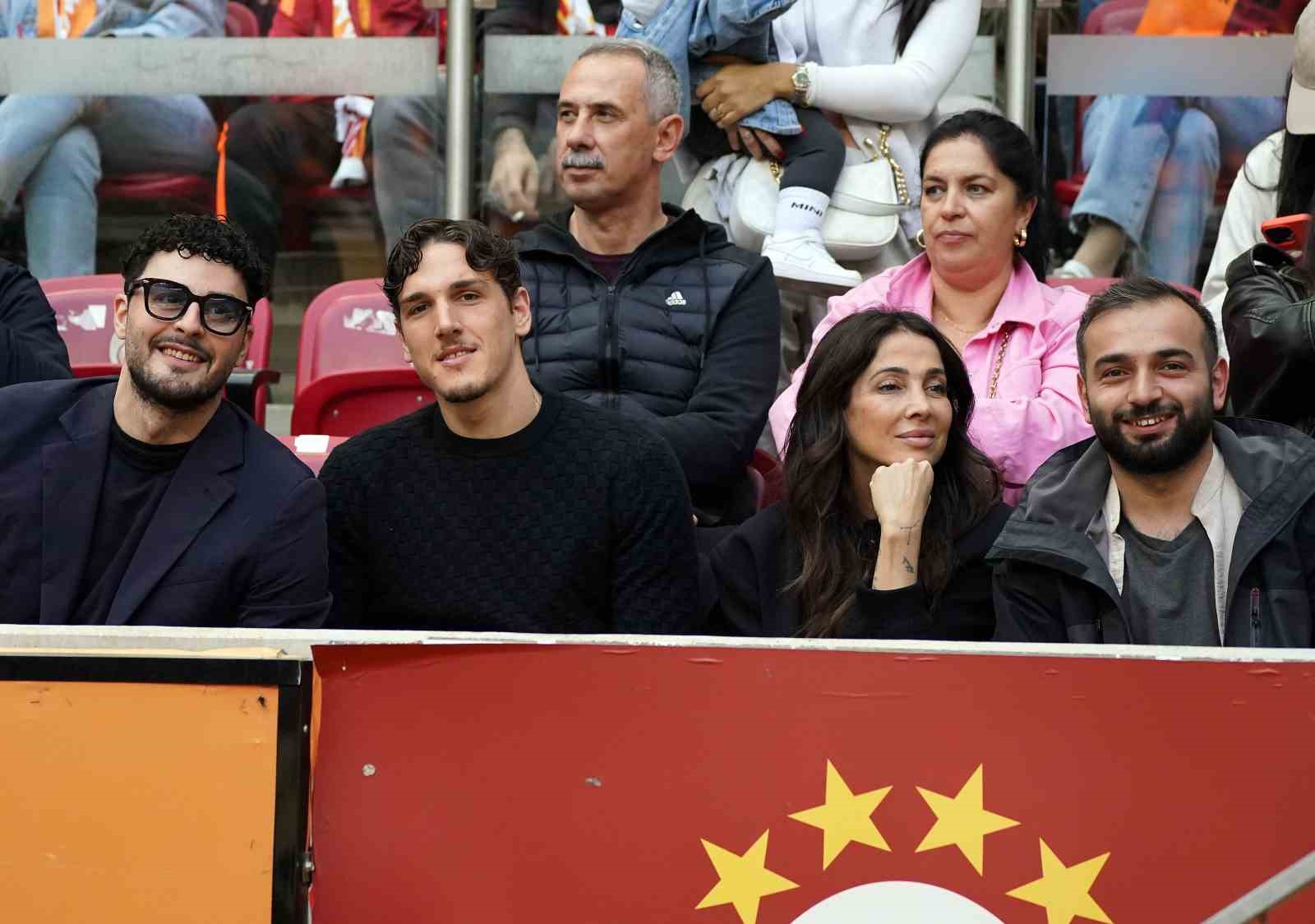 Spor Toto Süper Lig: Galatasaray: 1 – Sivasspor: 0 (Maç devam ediyor) SPOR TOTO SÜPER LİG'İN 35. HAFTASINDA GALATASARAY, SİVASSPOR'U KONUK EDİYOR.