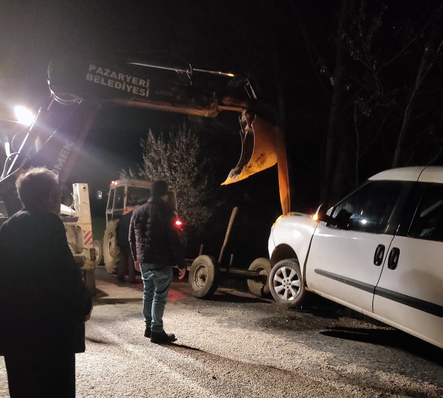 FUTBOLCULARI TAŞIYAN ARAÇ KAZA YAPARKEN, ÖLÜMDEN DÖNDÜLER