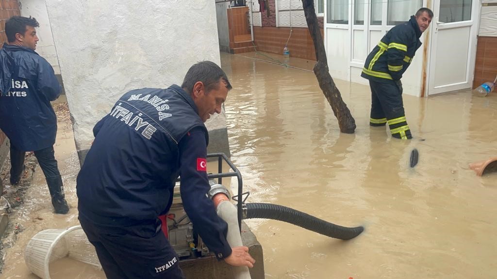 MANİSA'NIN SARUHANLI İLÇESİNDE SAĞANAK YAĞIŞ SONRASI MEYDANA GELEN SU BASKINLARINA