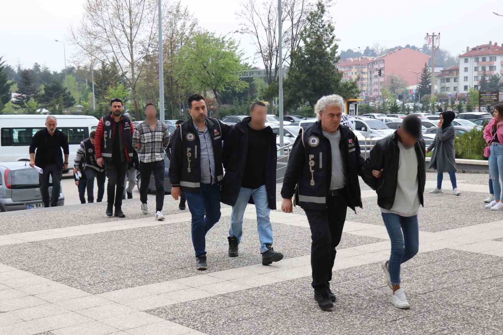 BOLU’DA VATANDAŞLARI ATEŞLİ, KESİCİ VE DELİCİ ALETLER KULLANARAK TEHDİT, HAKARET