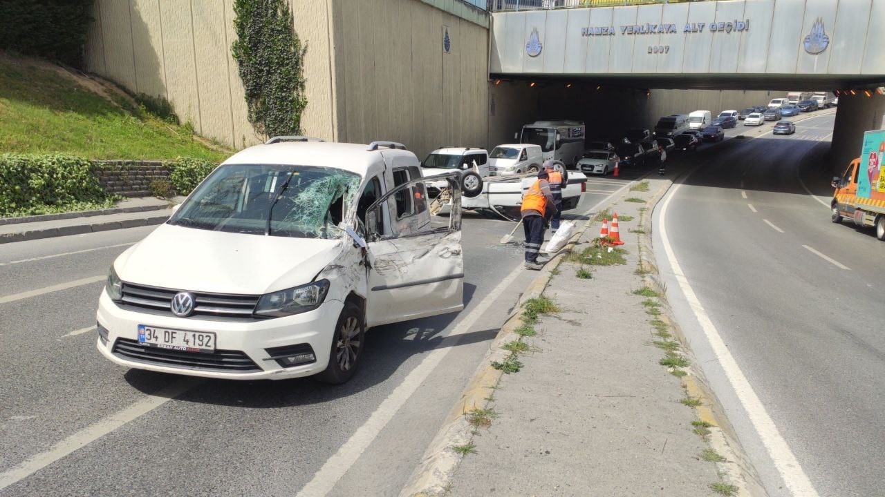 SULTANGAZİ'DE BİR OTOMOBİL REFÜJE AŞARAK KARŞI YÖNDEN GELEN OTOMOBİLE ÇARPTIKTAN