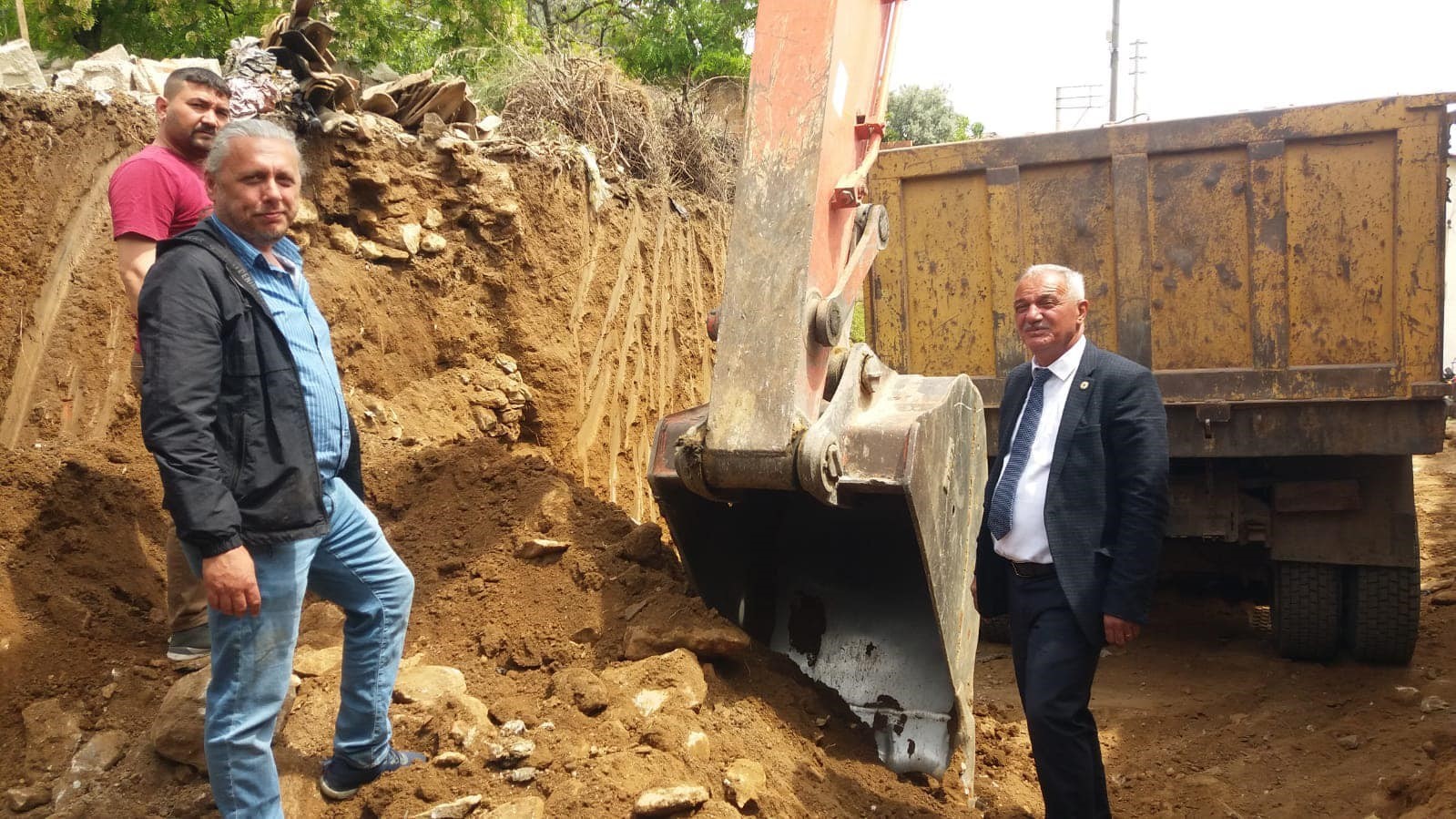 AYDIN’IN SULTANHİSAR İLÇESİNDE YILLARDIR AÇILAMAYAN ULAŞIM YOLUNUN YEREL SEÇİMLERE 1