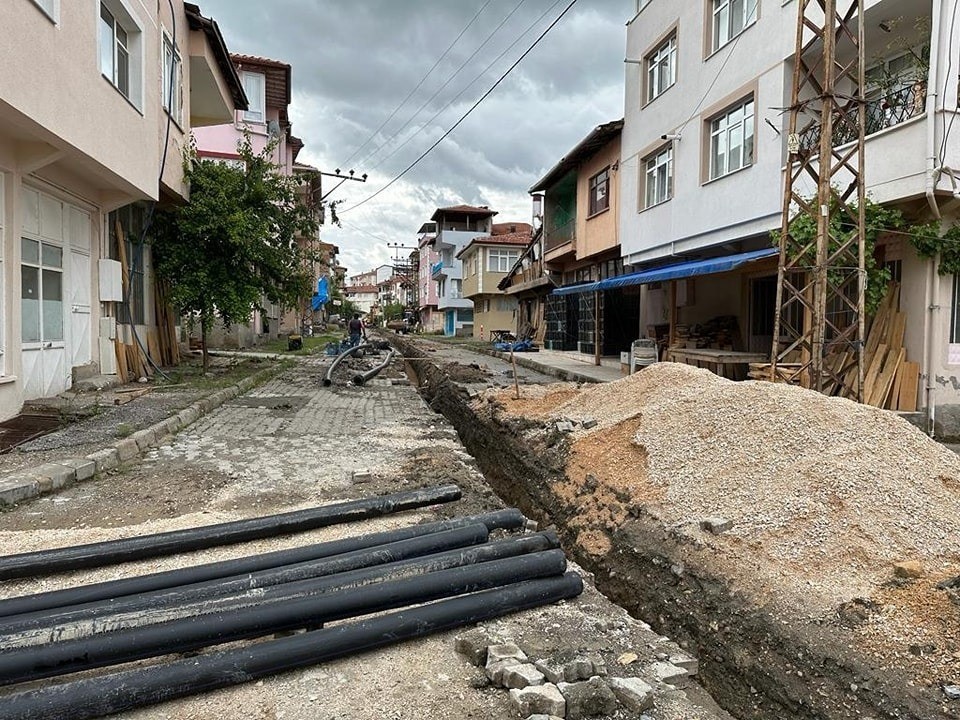 ASBESTLİ İÇME SUYU ŞEBEKESİNİN DEĞİŞMESİ İÇİN KOLLARI SIVAYAN BELEDİYE BAŞKANI