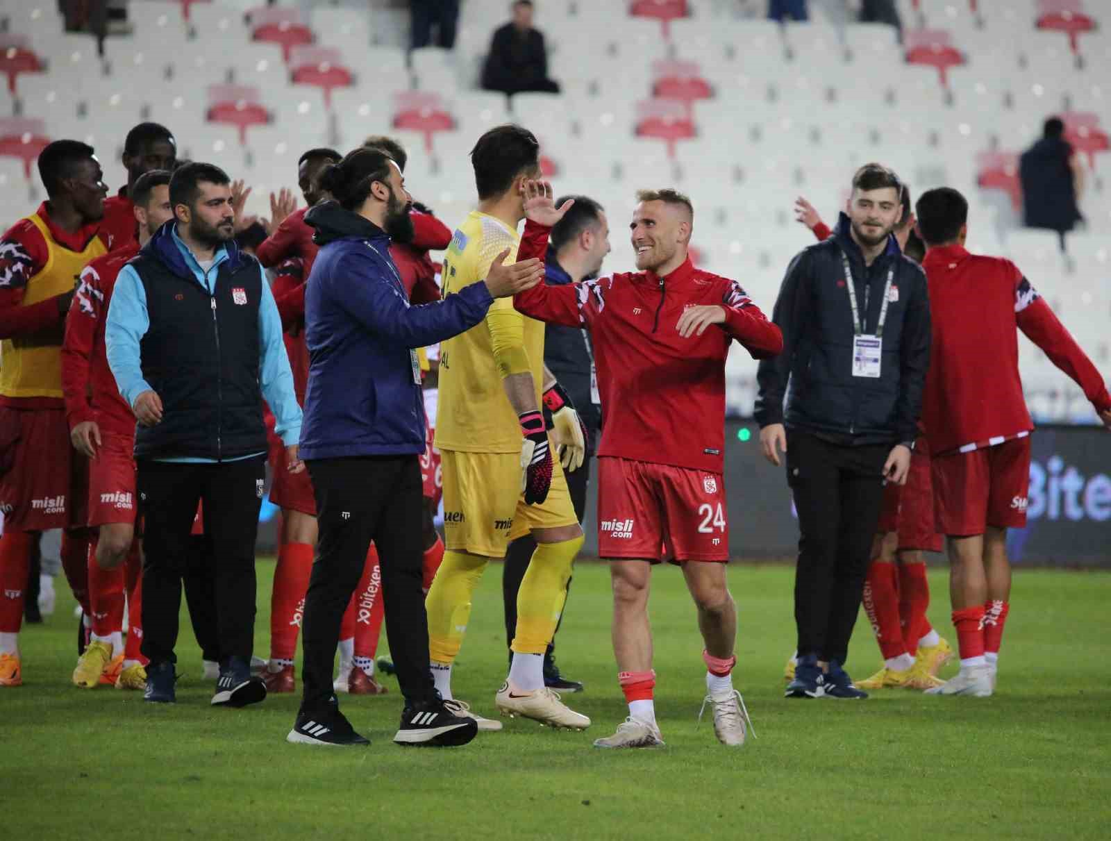 KONYASPOR MAÇINI 1-0 KAZANARAK LİGDE KALMAYI GARANTİLEYEN DG SİVASSPOR’DA FUTBOLCULAR