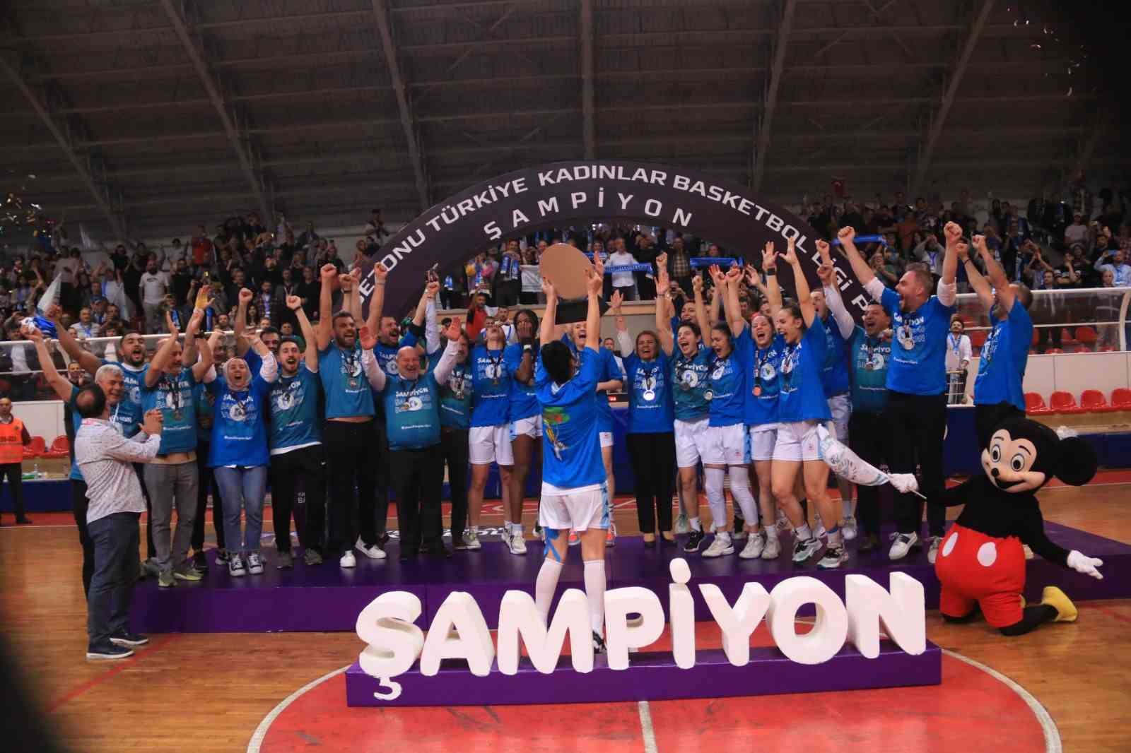 ZORLU PLAY-OFF SERİSİNİN ARDINDAN BEŞİNCİ MAÇIN SON SANİYESİNDE KAZANARAK SÜPER