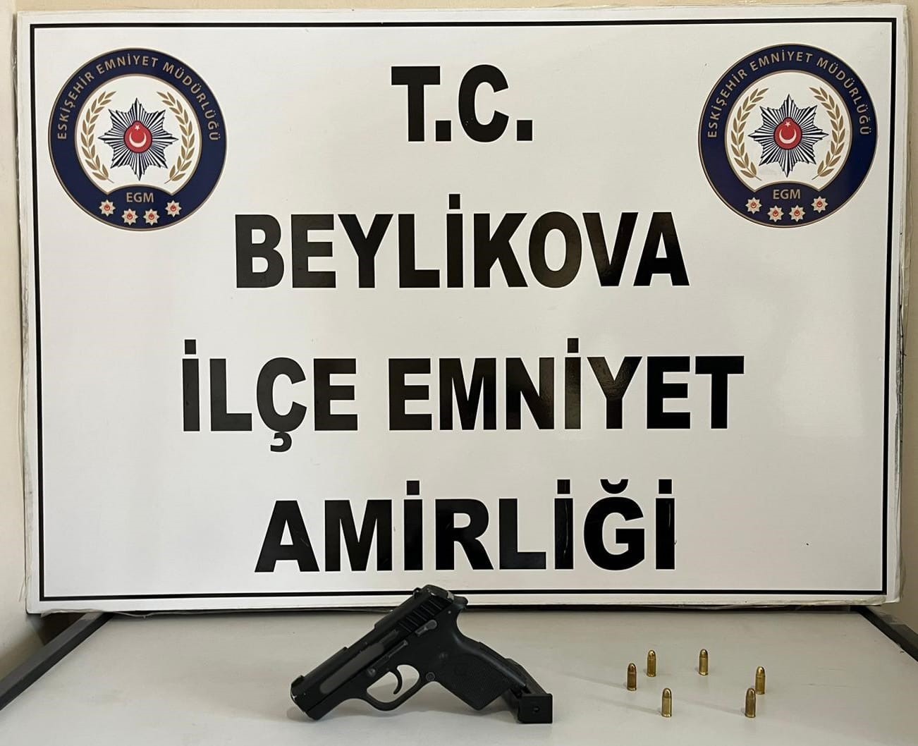 ESKİŞEHİR’DE ŞÜPHE ÜZERİNE DURDURULAN BİR ARAÇTA BAŞKASINA AİT KİMLİĞİ KULLANDIĞI