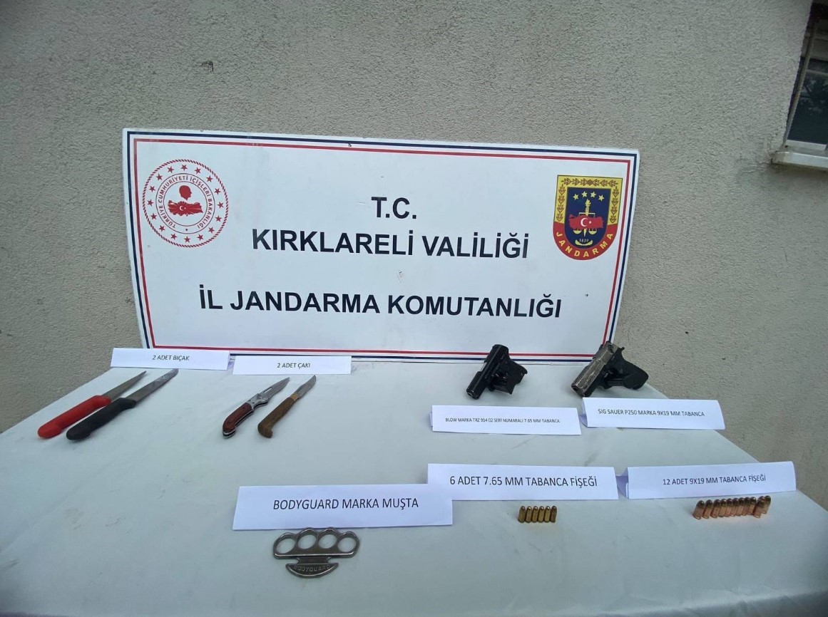 KIRKLARELİ’NİN DEMİRKÖY İLÇESİNDE DURDURULAN ŞÜPHELİ ARAÇTAN TABANCALAR, BIÇAK, VE SOPA