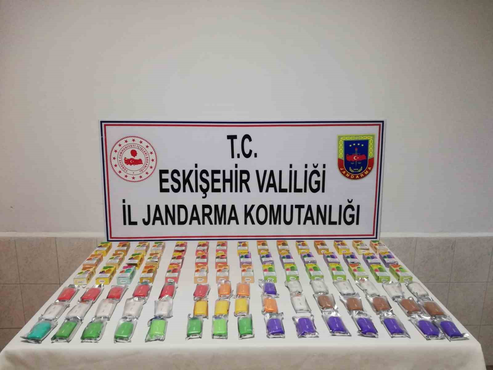 ESKİŞEHİR’DE ŞÜPHELİ ŞAHSIN ARACINDA YAPILAN ARAMADA 50 ADET BANDROLSÜZ VE
