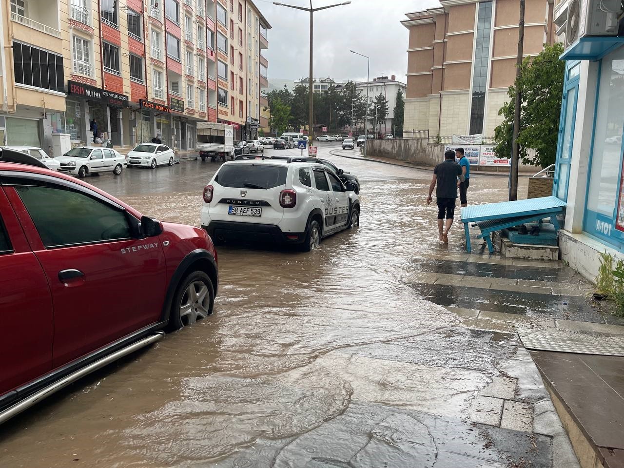 SİVAS’IN SUŞEHRİ İLÇESİNDE ETKİLİ OLAN SAĞANAK YAĞMUR SONRASI YOLLAR ADETA
