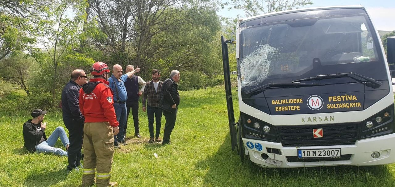 Susurluk’ta minibüs yoldan çıktı: 2 yaralı SUSURLUK'TA MİNİBÜS YOLDAN ÇIKTI, 2 KİŞİ YARALI