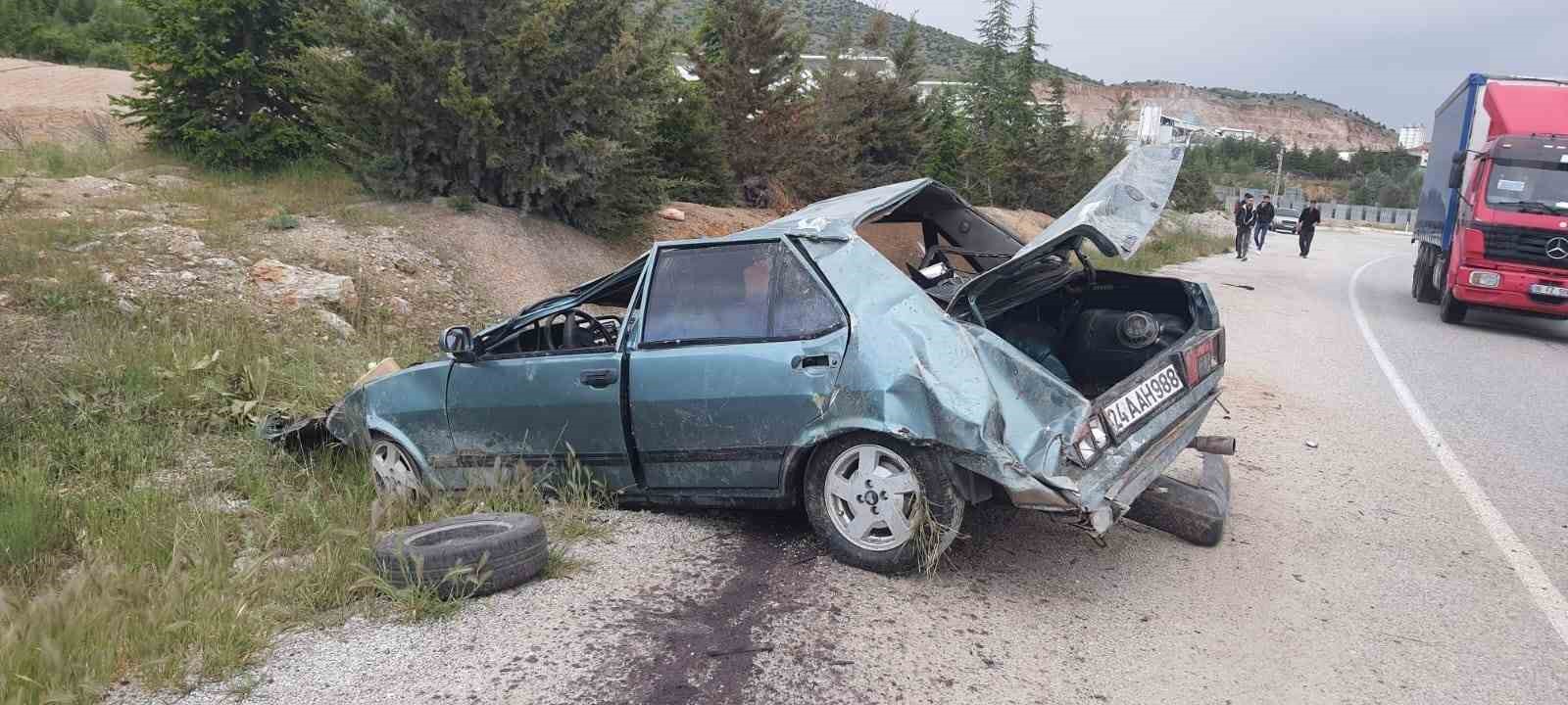 DENİZLİ’NİN SERİNHİSAR İLÇESİNDE KONTROL ÇIKTIKTAN SONRA TAKLALAR ATAN OTOMOBİL METAL