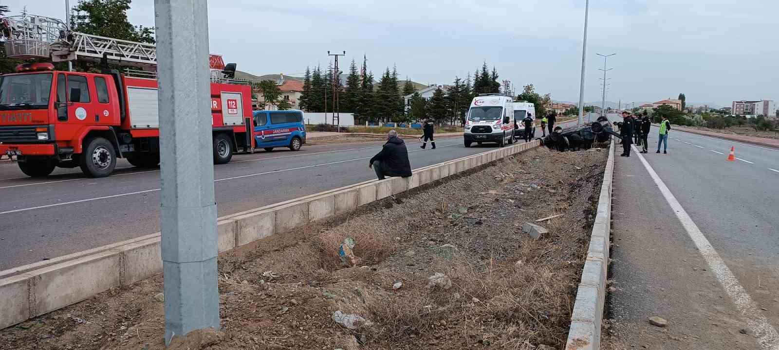 KAYSERİ'NİN YEŞİLHİSAR İLÇESİNDE YOLDAN ÇIKARAK TAKLA ATAN OTOMOBİLDE BULUNAN 1