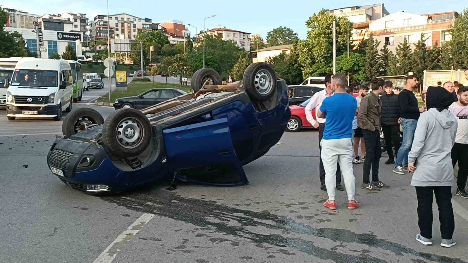 KOCAELİ'NİN GEBZE İLÇESİNDE HAFİF TİCARİ ARACIN ÇARPTIĞI OTOMOBİL TAKLA ATTI.
