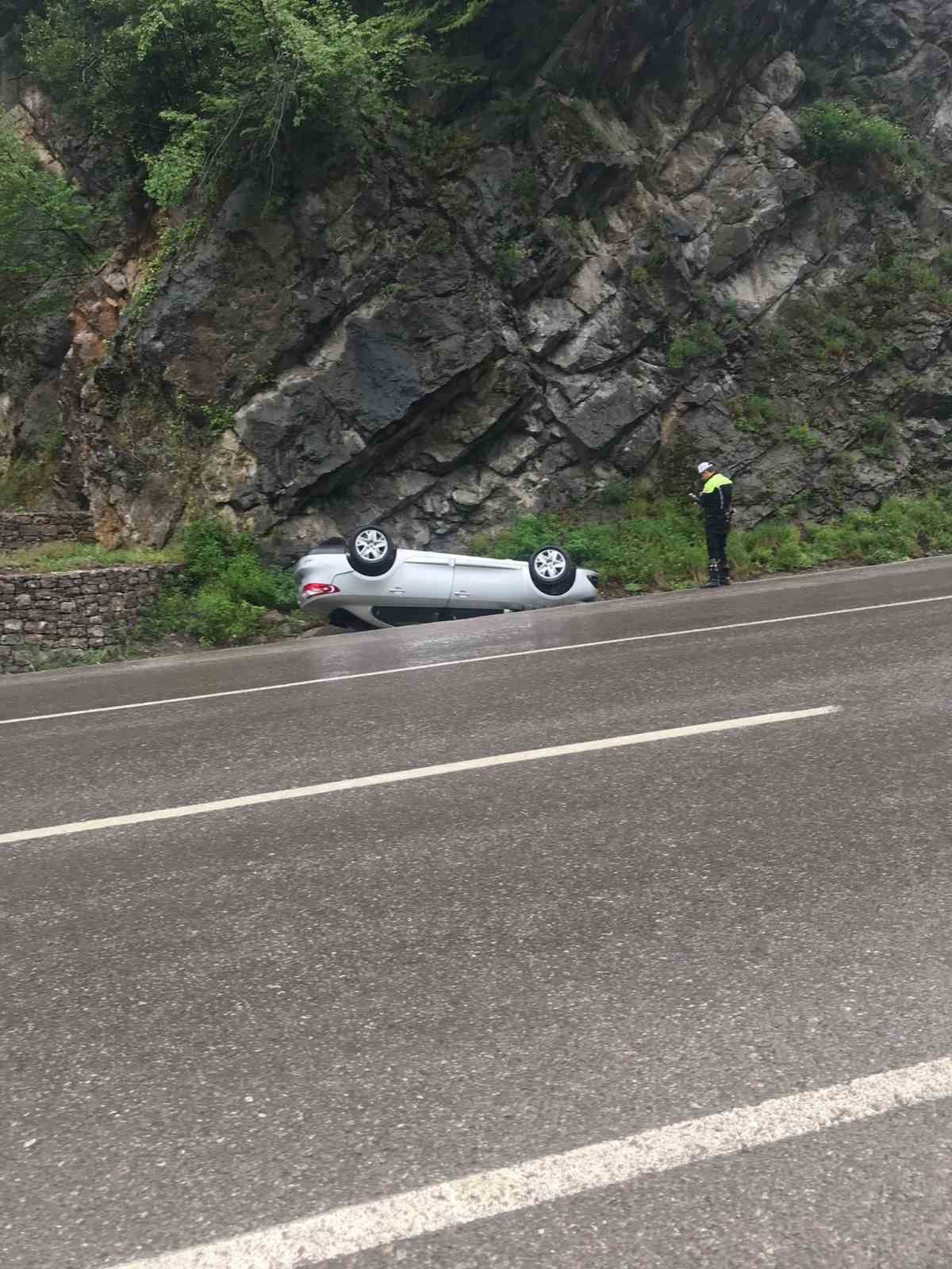 ZONGULDAK'TA BİR SÜRÜCÜ DİREKSİYON HAKİMİYETİNİ KAYBETTİĞİ OTOMOBİLİYLE TAKLA ATARAK KAZA