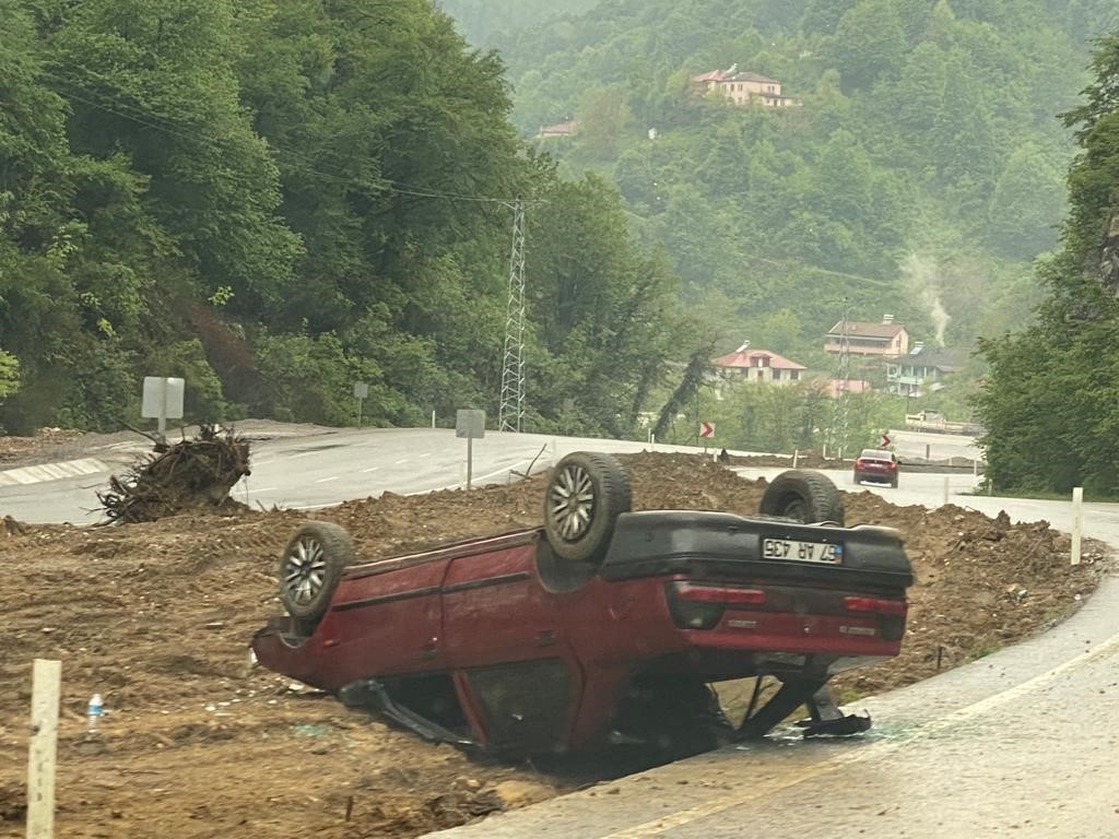 ZONGULDAK-ANKARA KARA YOLUNDA SÜRÜCÜSÜNÜN KONTROLÜNDEN ÇIKAN OTOMOBİL TAKLA ATTI. KAZADA 1 KİŞİ