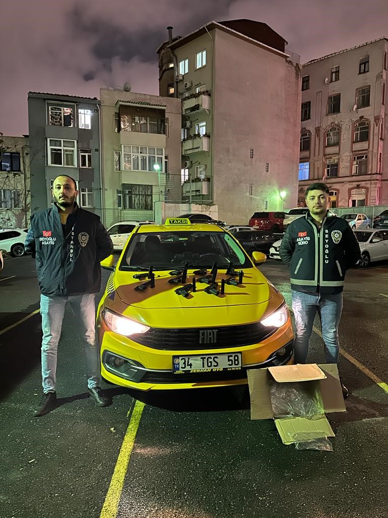 BEYOĞLU İLÇE EMNİYET MÜDÜRLÜĞÜ EKİPLERİ, E-5 HALCIOĞLU'NDA SİLAH TİCARETİ YAPILAN