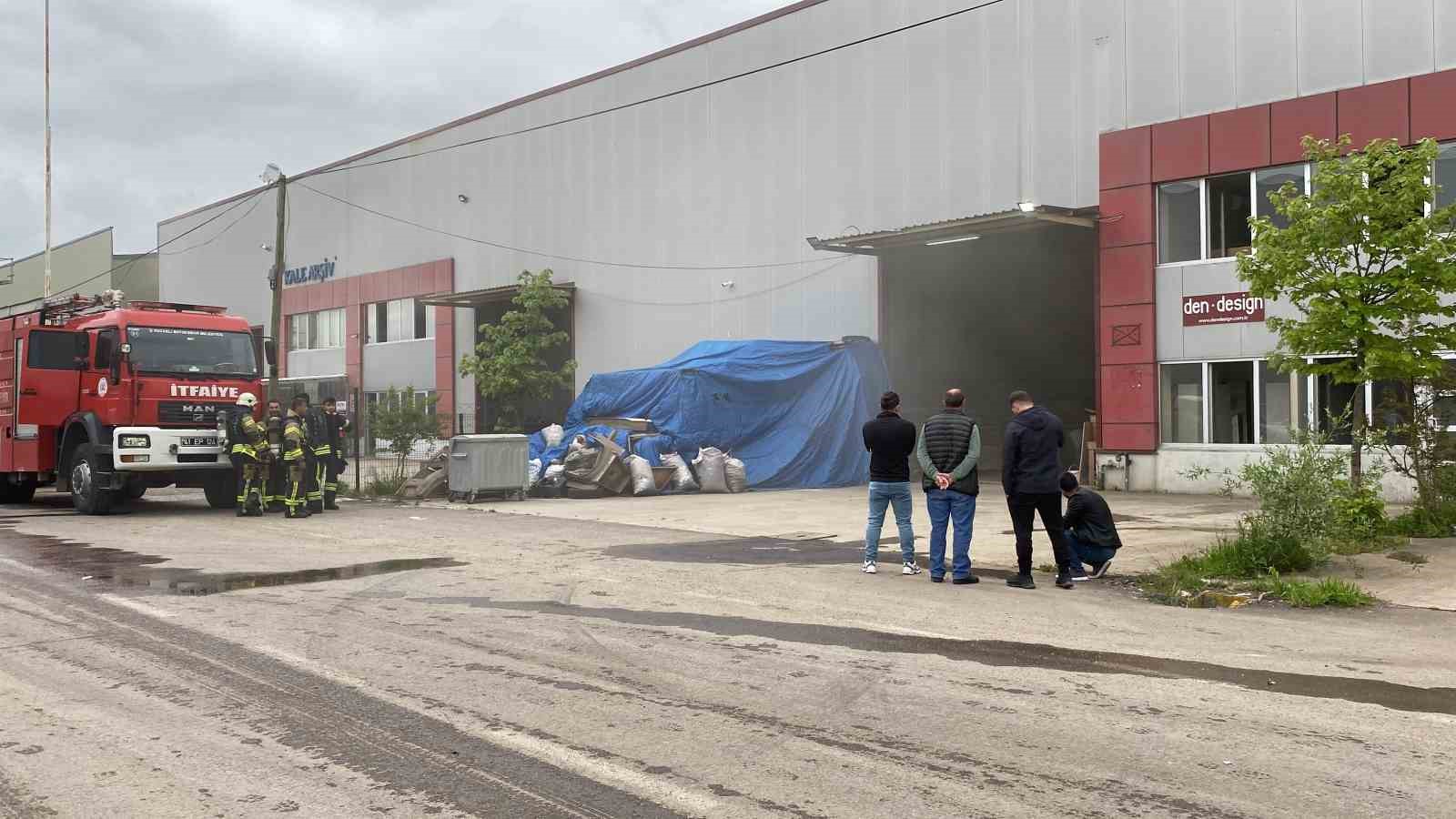 KOCAELİ’NİN BAŞİSKELE İLÇESİNDE TUTUŞAN TALAŞLAR MOBİLYA ATÖLYESİNDE YANGIN ÇIKARDI. YANGIN