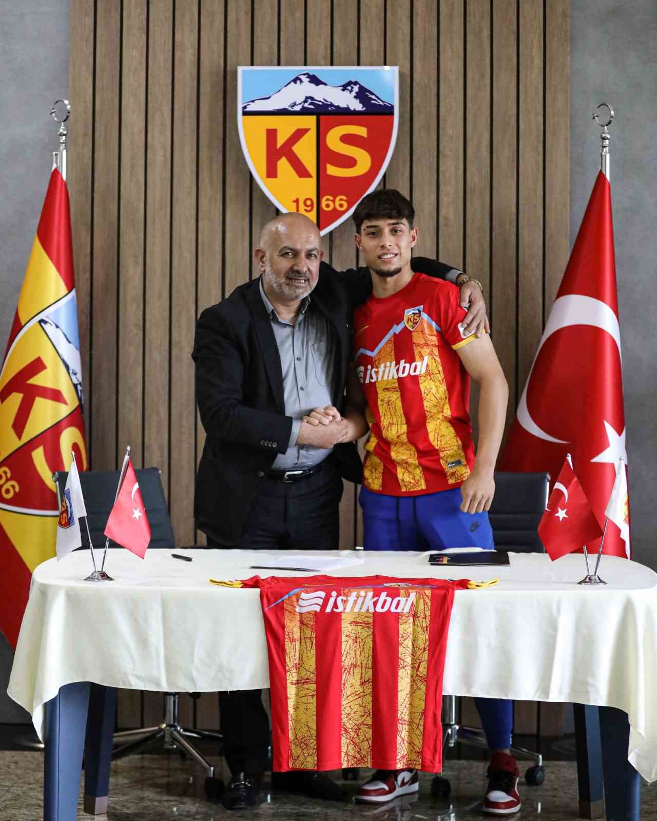 SÜPER LİG EKİPLERİNDEN KAYSERİSPOR, GENÇ FUTBOLCU TALHA SARIARSLAN İLE SÖZLEŞME