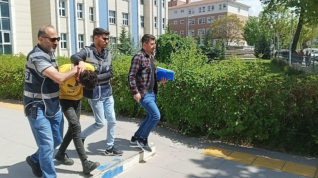 KATİL ZANLISI Y.Y. (21); ÇIKARILDIĞI ADLİ MERCİLERCE TUTUKLANARAK CEZAEVİNE GÖNDERİLDİ.