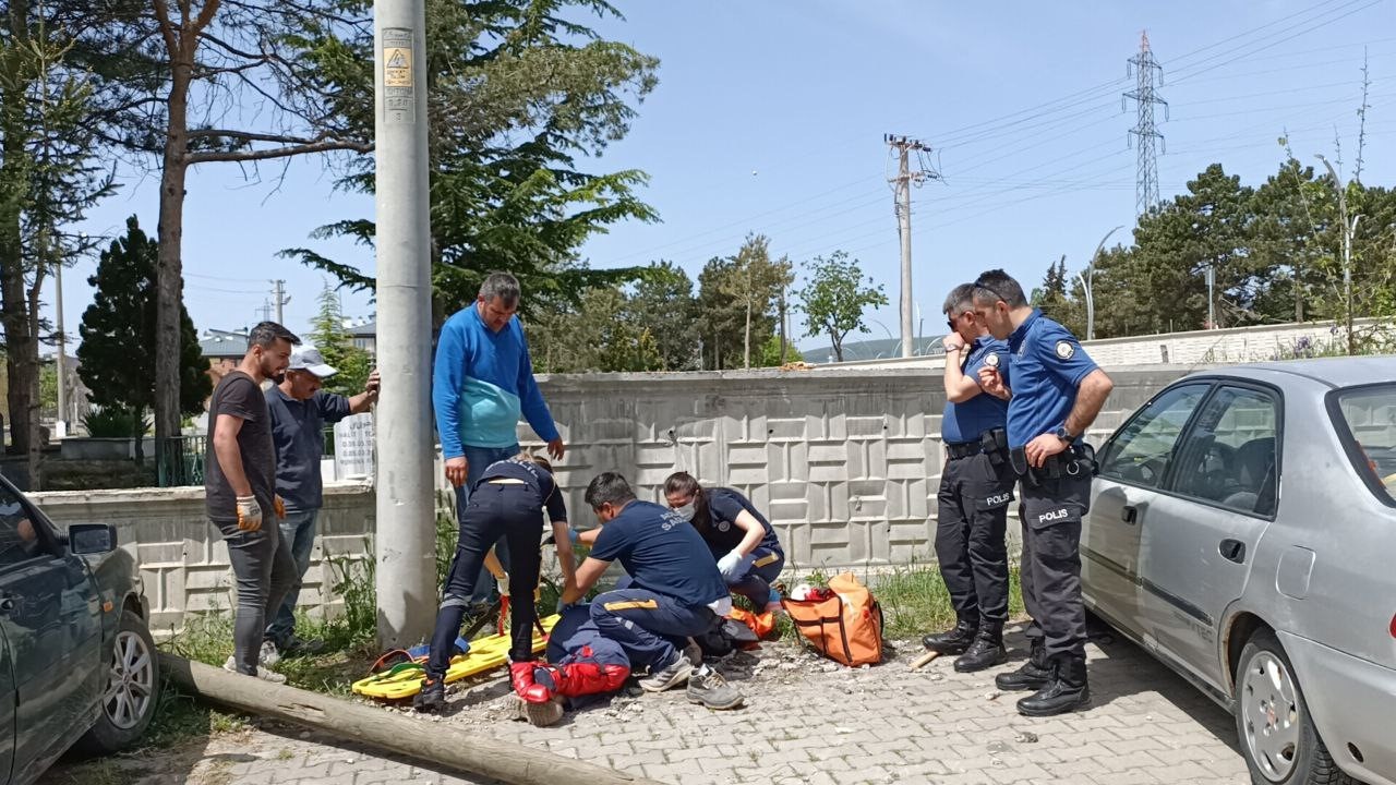 BOLU’DA SAĞLIK MAHALLESİ’NDE TELEFON DİREĞİNİN KABLOLARINI ONARMAK İÇİN DİREĞE ÇIKAN