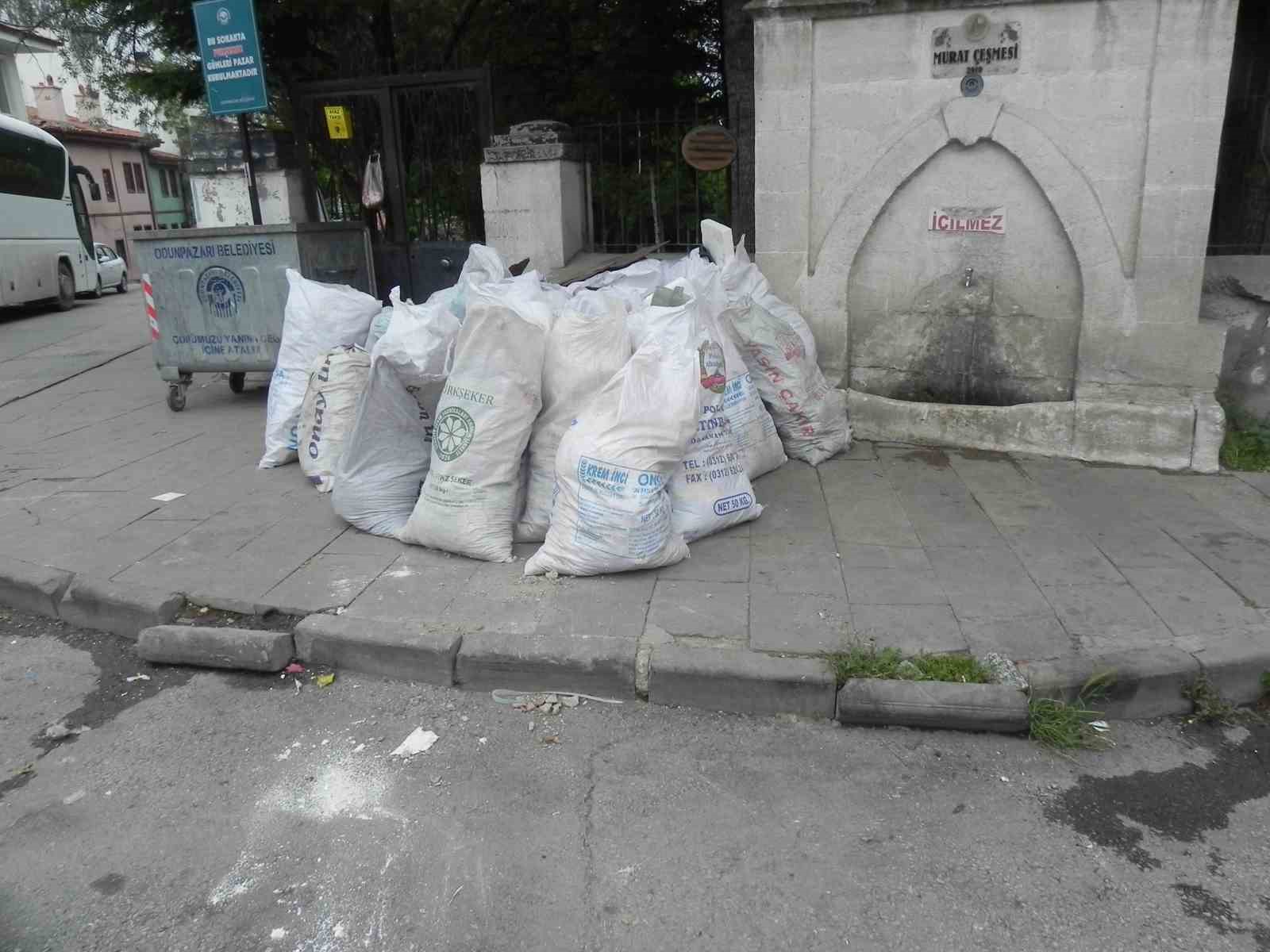 ESKİŞEHİR’İN TARİHİ ODUNPAZARI EVLERİ BÖLGESİNDE YER ALAN BİR KALDIRIMDAKİ ÇEŞMENİN