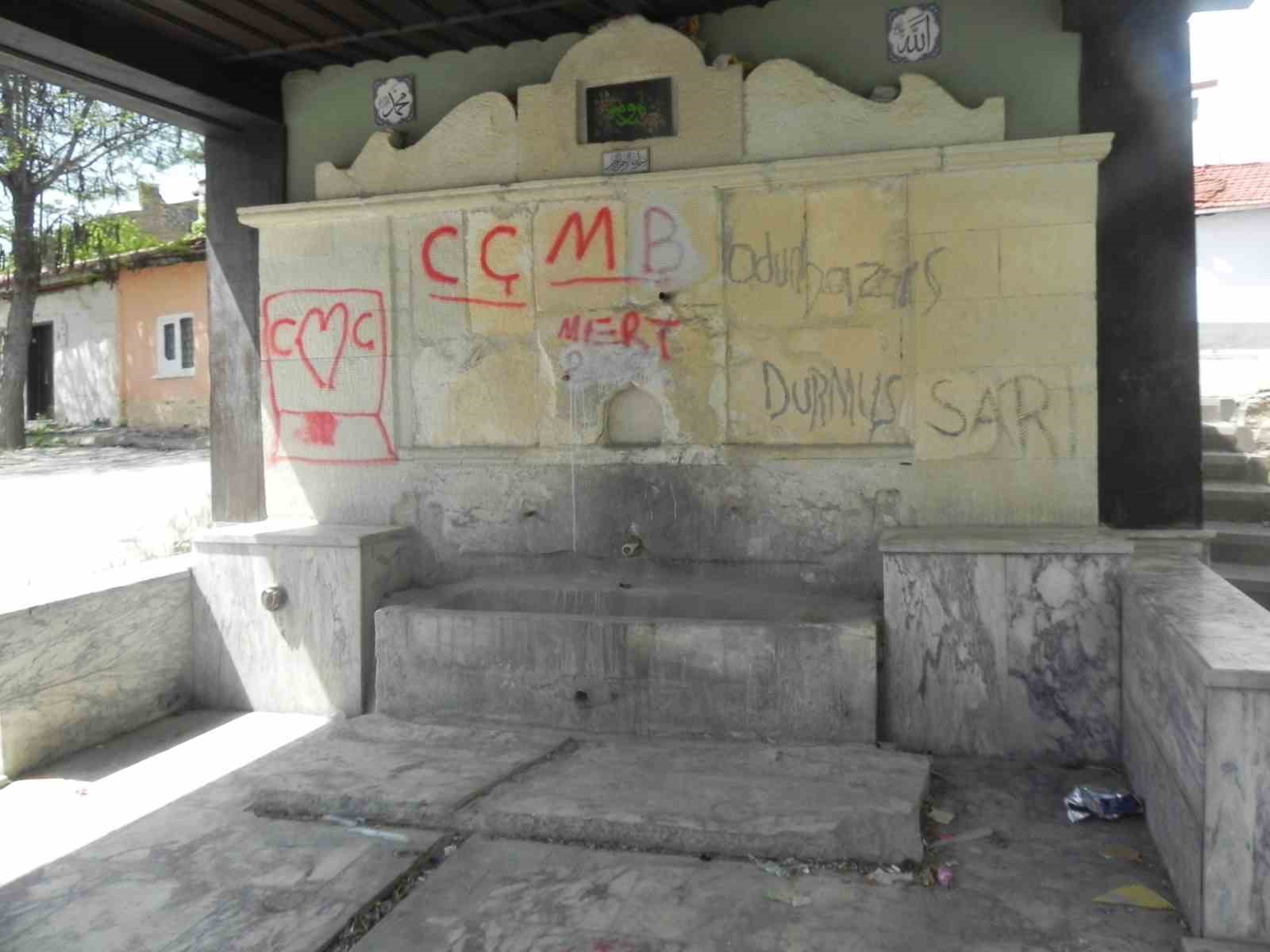 ÇEŞMENİN MUSLUĞUNUN OLMADIĞI VE DUVARINDAKİ SPREYLE YAZILAN ANLAMSIZ İFADELER DİKKAT