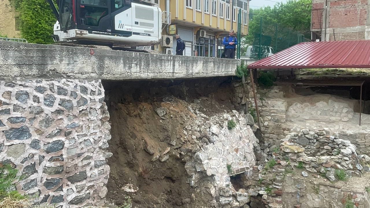 BURSA'NIN TARİHİ İLÇESİ İZNİK'TE ÇİNİ FIRINLARININ KAZI ALANININ İSTİNAT DUVARI