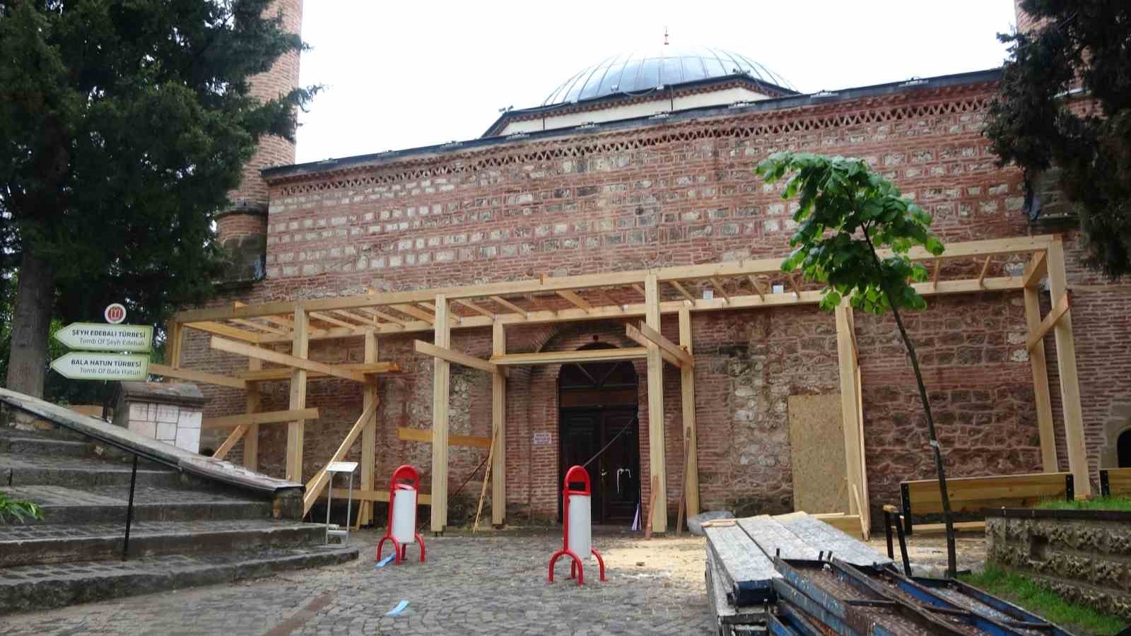 TARİHİ ORHAN GAZİ CAMİİ İBADETE KISA SÜRELİĞİNE KAPATILDI