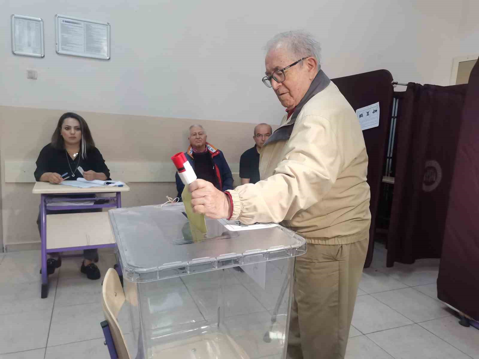 TARİHİ SEÇİMDE İZMİRLİLER SANDIK BAŞINA GİTMEYE BAŞLADI