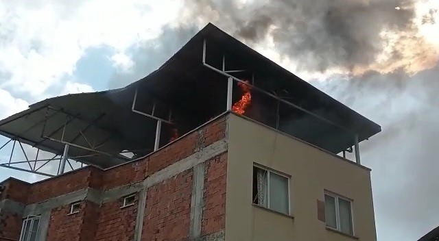 BURSA’DA TARİHİ ABDAL SİMİT FIRINI YAKINLARINDA ÇIKAN YANGIN MAHALLE SAKİNLERİNE