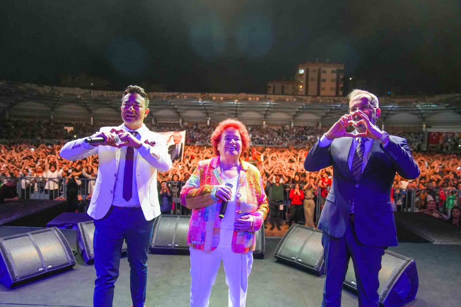 TARSUS BELEDİYESİNİN DÜZENLEDİĞİ 'MÜZİK GÜNLERİ' ÇERÇEVESİNDE SAHNE ALAN SELDA BAĞCAN