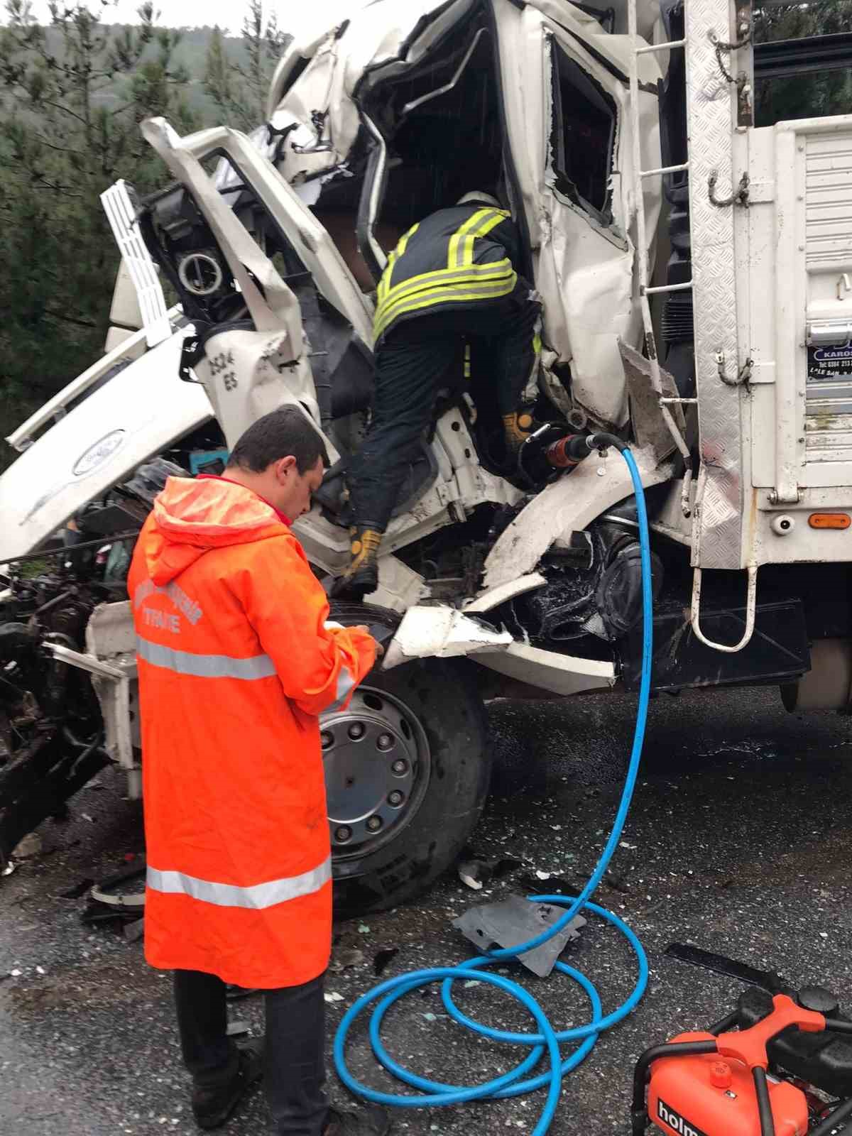 MERSİN’İN TARSUS İLÇESİNDE 3 TIR, 2 KAMYON VE 1 OTOMOBİLİN