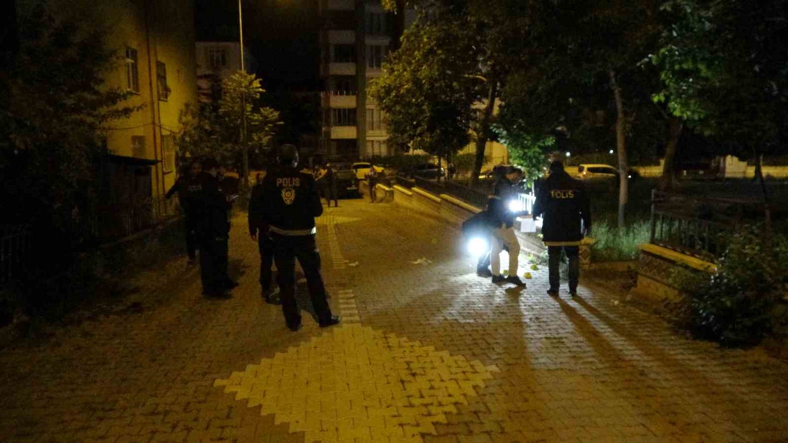TARTIŞTIĞI ŞAHISLARIN ÜZERİNE KURŞUN YAĞDIRDI: 3 YARALI