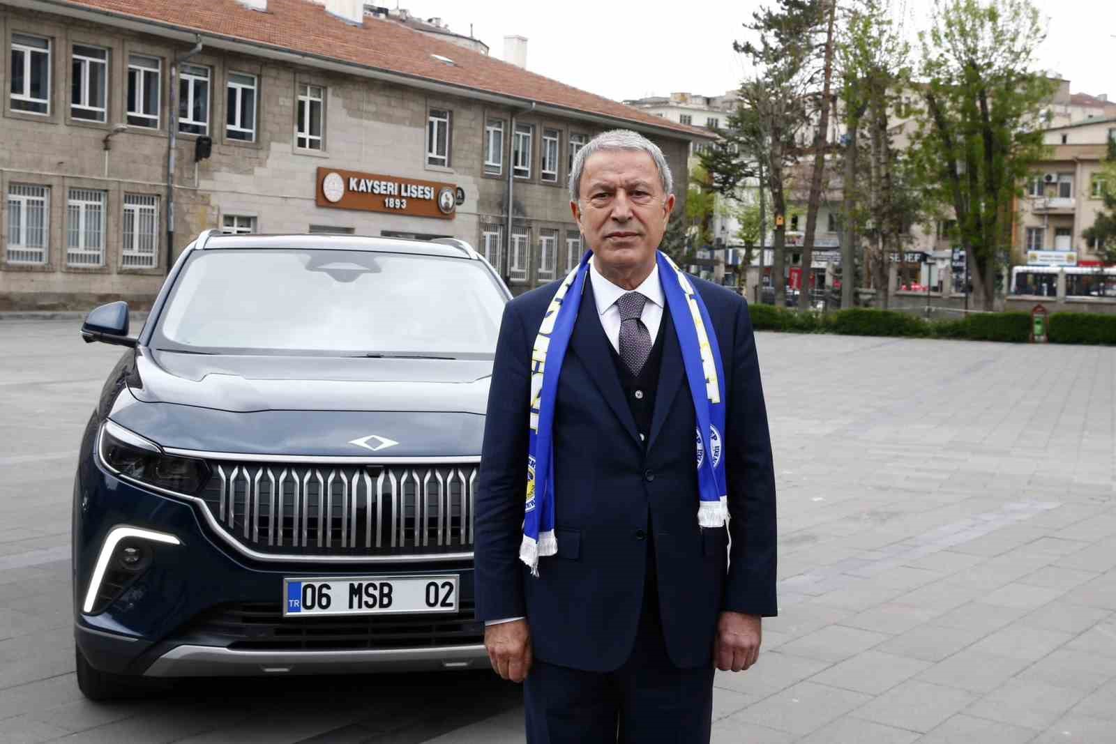 MİLLİ SAVUNMA BAKANI HULUSİ AKAR, KENDİSİNİN DE MEZUN OLDUĞU "TAŞ